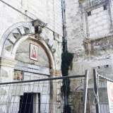 Degno di valore � certamente l�ampio portale bugnato con conci sporgenti a punta di diamante e impreziosito da una chiave di volta decorata...